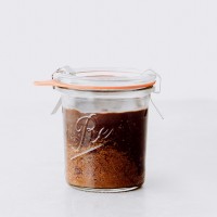 Schoko-Nuss-Kuchen mit Schokoladensauce