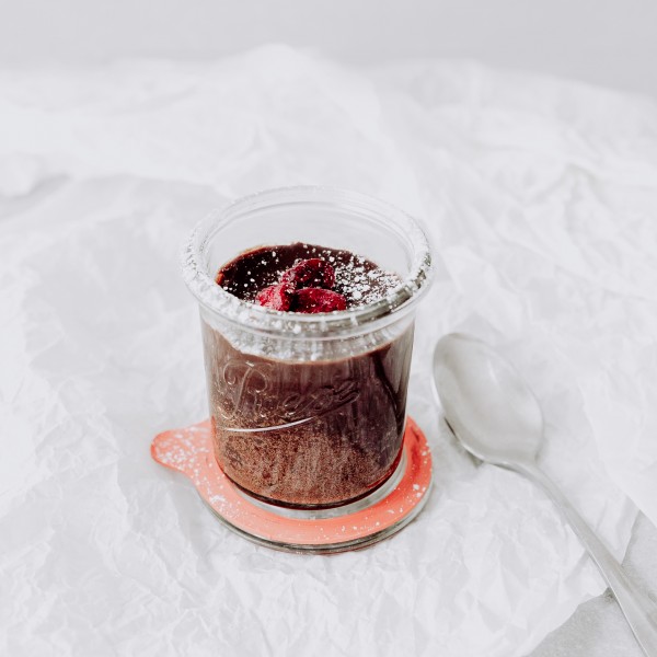 Schoko-Nuss-Kuchen mit Schokoladensauce